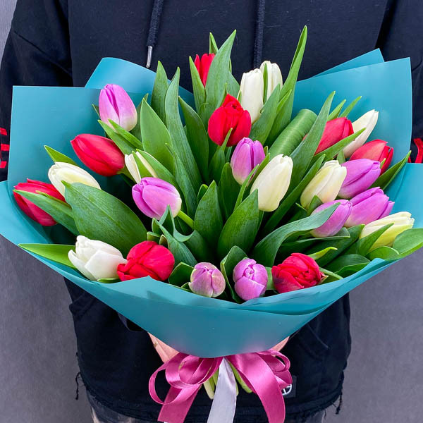 Весеннее цветение - букет из разноцветных тюльпанов